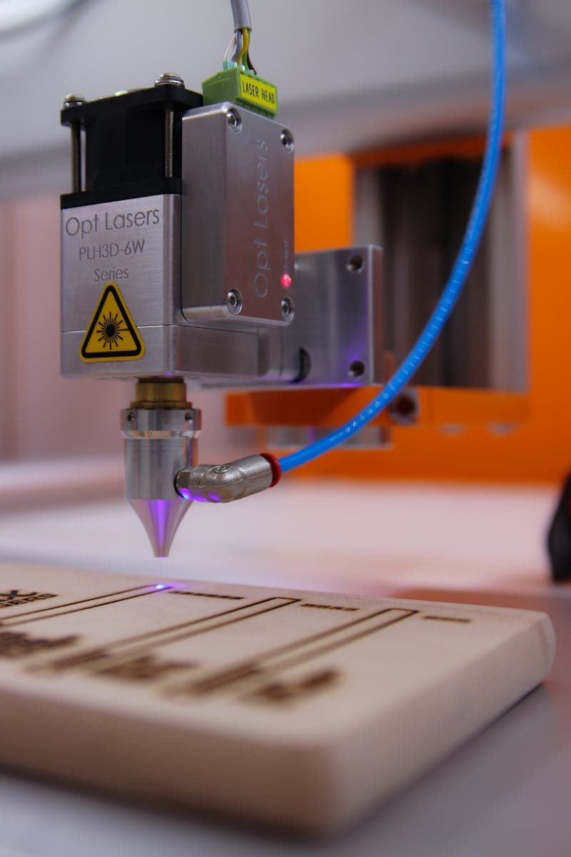 Láser de alta precisión grabando diseño sobre madera